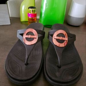 Rare Crocs Sanrah Thong slides with copper bow size 9